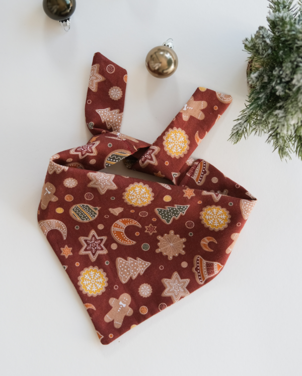 Kalėdinė bandana šunims "Gingerbread". Raudona bandana su kalėdiniais ornamentais ir sausainiais.